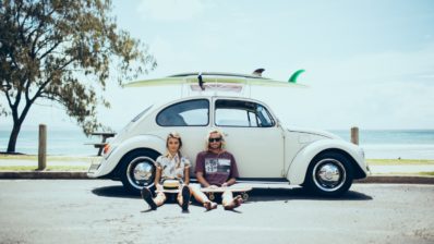 ¿Cómo llevar las tablas de surf en el coche?