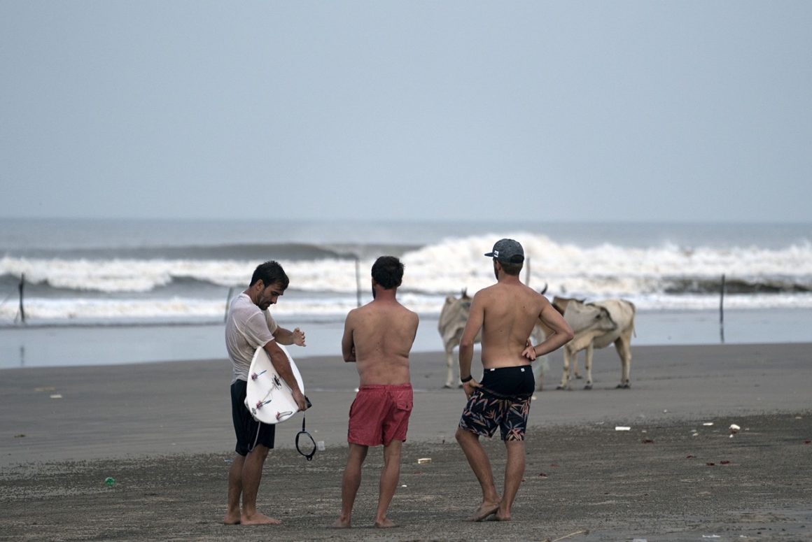 Kepa Acero, Aritz Aranburu y Natxo Gonzalez en la India: Surf, Caos y Aprendizaje