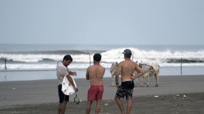 Kepa Acero, Aritz Aranburu y Natxo Gonzalez en la India: Surf, Caos y Aprendizaje