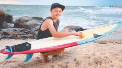 Surfista australiano de 12 años crea parafina ecológica de éxito