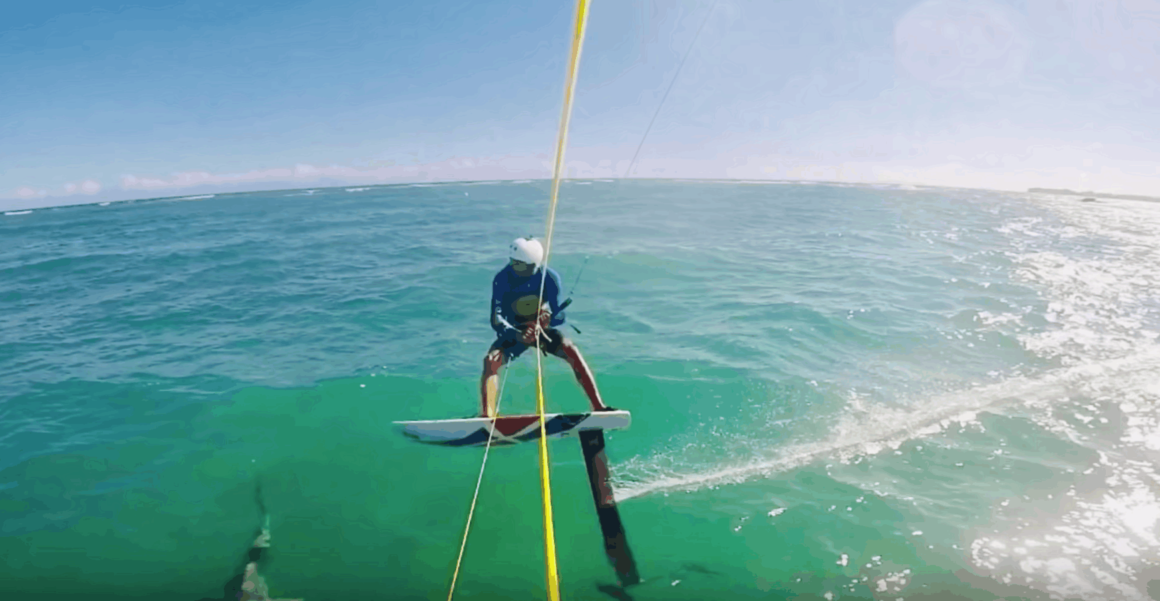 Kitesurfer choca con un tiburón