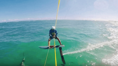 Kitesurfer choca con un tiburón