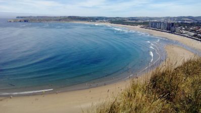 Tres surfistas rescatan a una bañista ahogándose en Salinas