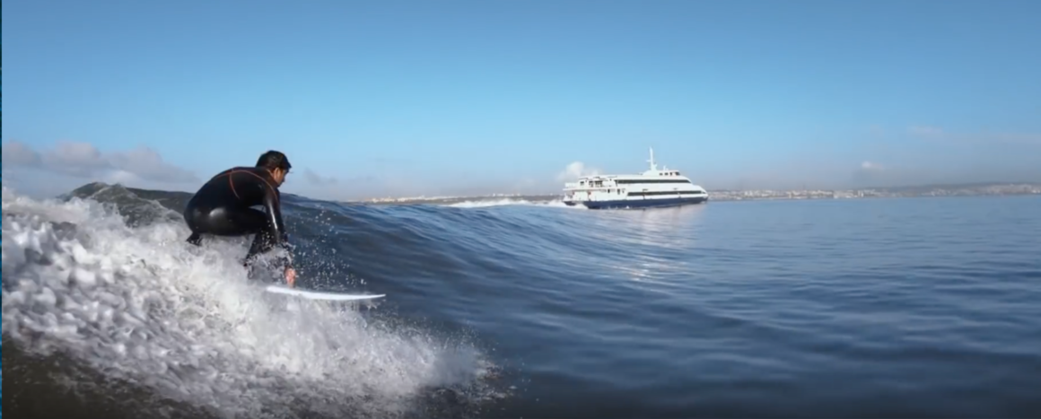 Surfeando olas creadas por ferrys en Lisboa