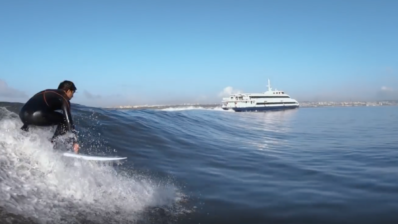 Surfeando olas creadas por ferrys en Lisboa