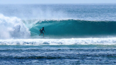 Un surfista en busca de paraíso