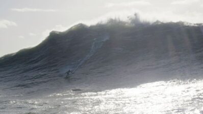 Nazaré Tow Surfing Challenge en luz amarilla