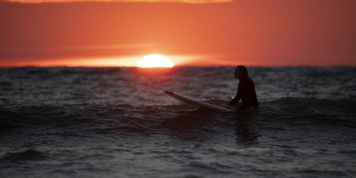 Cómo levantarse temprano para surfear al amanecer